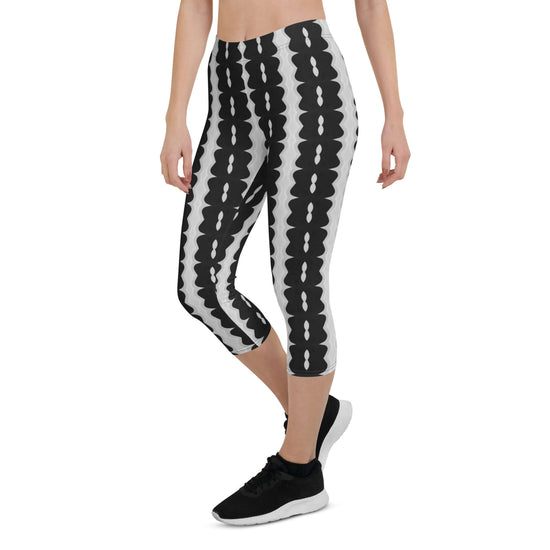 Monochrome Essence-Lines Capri Leggings at Design Dose